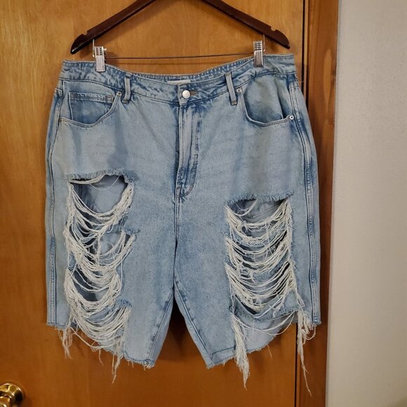 Good American Good 90s Extreme Rip Bermuda Jean Shorts Light Wash Women's 16 - Picture 1 of 4